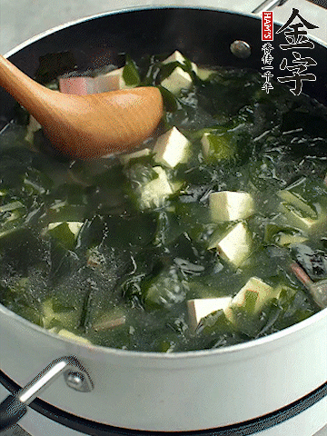 煮到沸騰后，再放入豆腐蓋蓋子煮3分鐘。