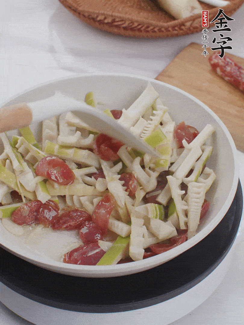 下春筍翻炒均勻，一小撮鹽調(diào)味。