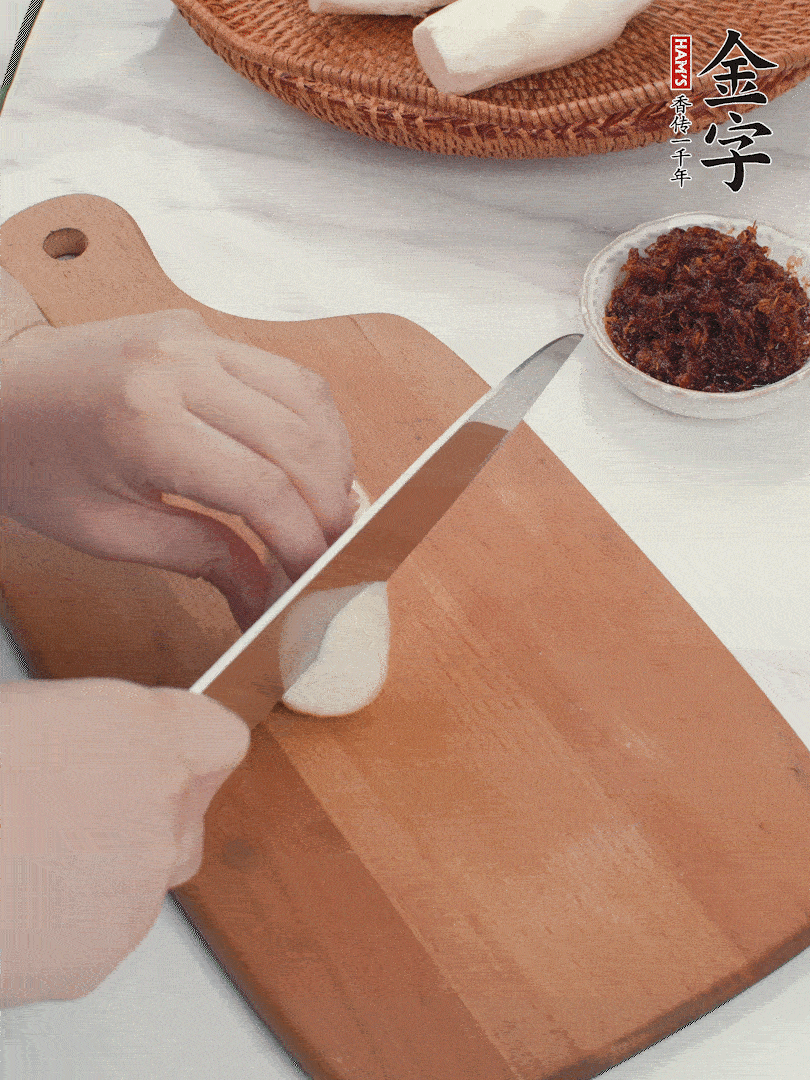 茭白剝殼，洗凈后切滾刀塊。
