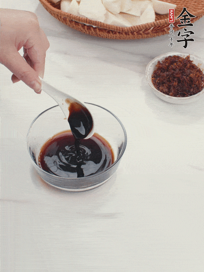 將生抽、老抽、黃酒和白砂糖在小碗里調(diào)成味汁。