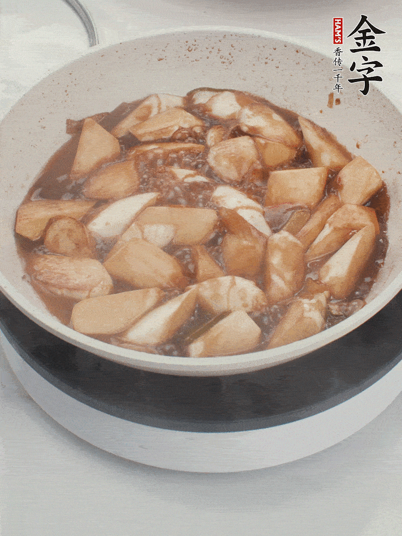 待茭白煸到微微發(fā)黃加入調(diào)好的味汁翻炒。加一小碗清水蓋蓋子燜3-4分鐘。