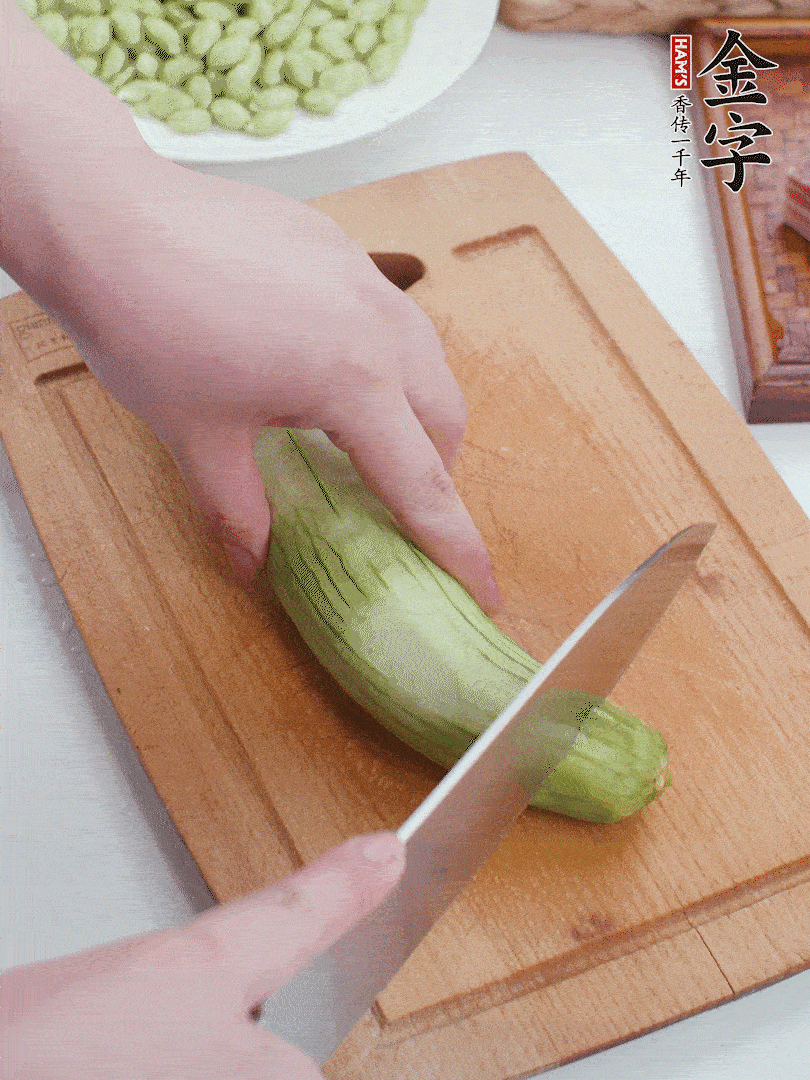 絲瓜去掉外皮，去掉兩端，切成滾刀塊。