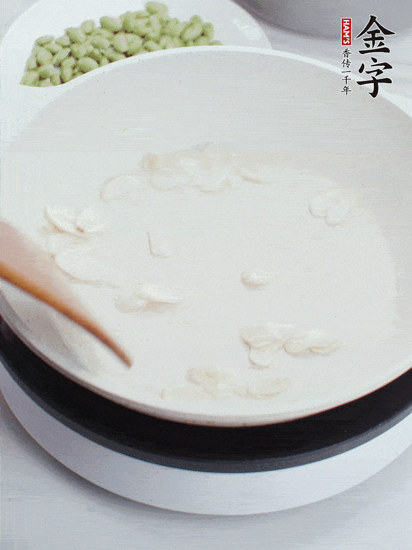 金字淡咸肉煮15分鐘，撈出切片。油5成熱時(shí)，蒜末、咸肉爆香。