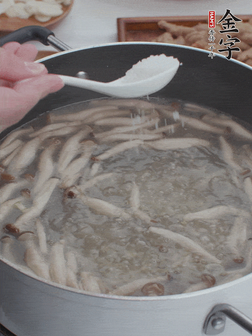 1勺鹽、一點胡椒粉調味。