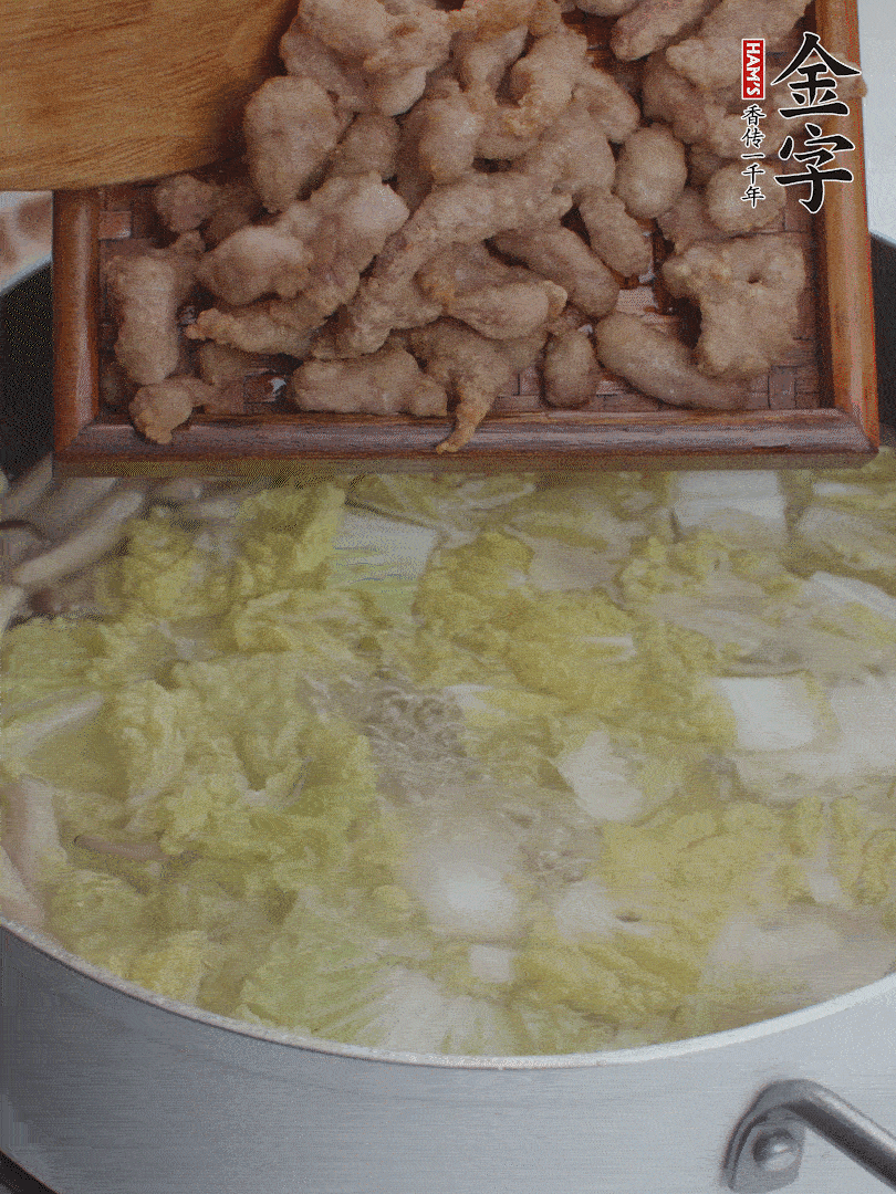 水開后煮10分鐘，下娃娃菜、小酥肉煮3分鐘。