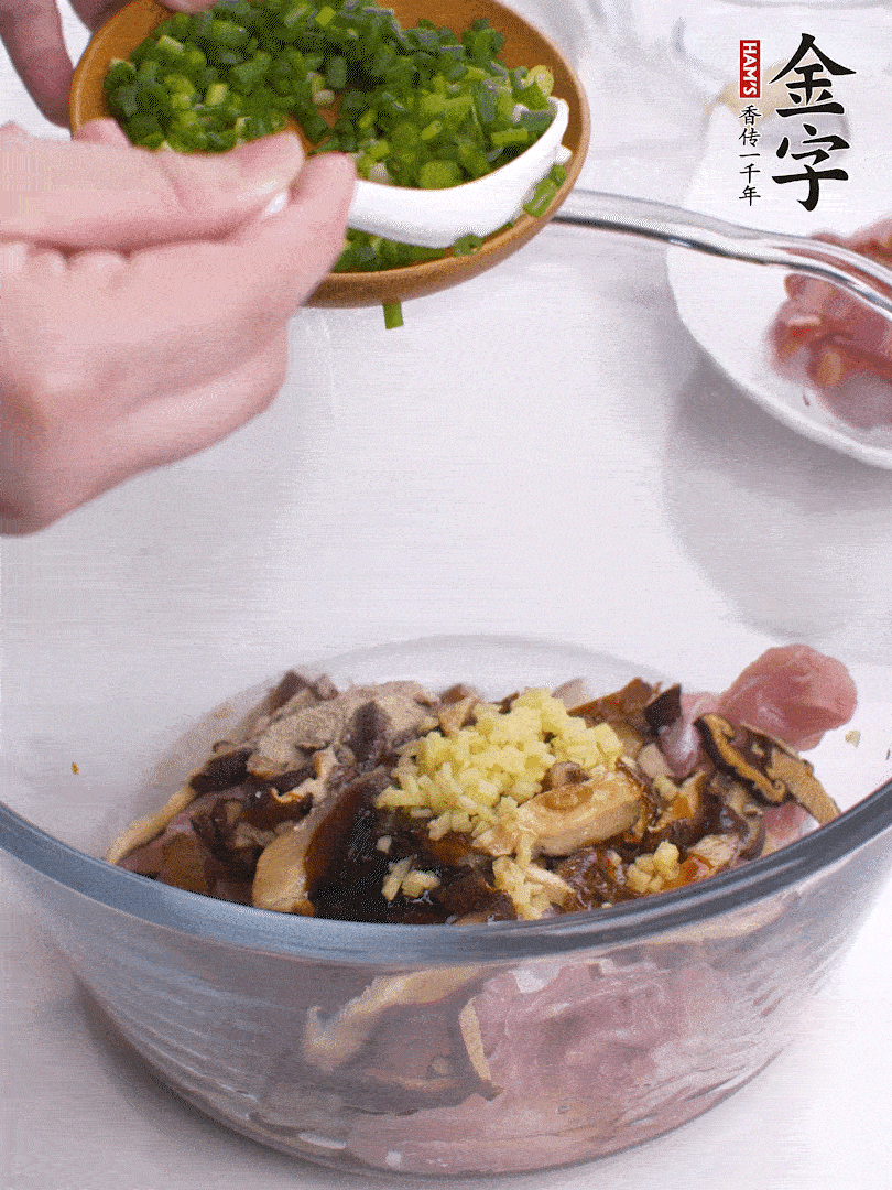 雞肉、香菇混合，加清水1/3杯、料酒1勺、蠔油1勺、鹽1勺、糖1/4勺、白胡椒1/4勺、食用油1勺、香油1/4勺、姜末、蔥花，攪拌均勻腌制2小時。