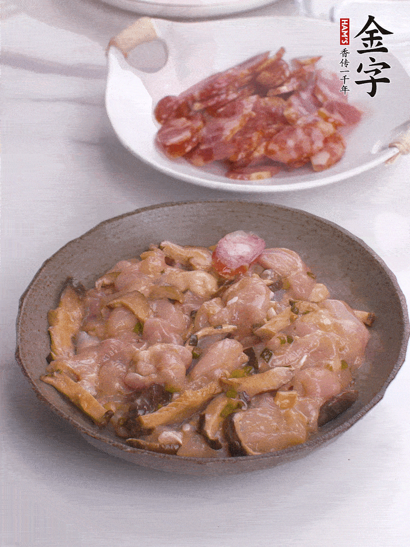 腌制后，雞肉中加淀粉1勺，頂部碼上香腸片。