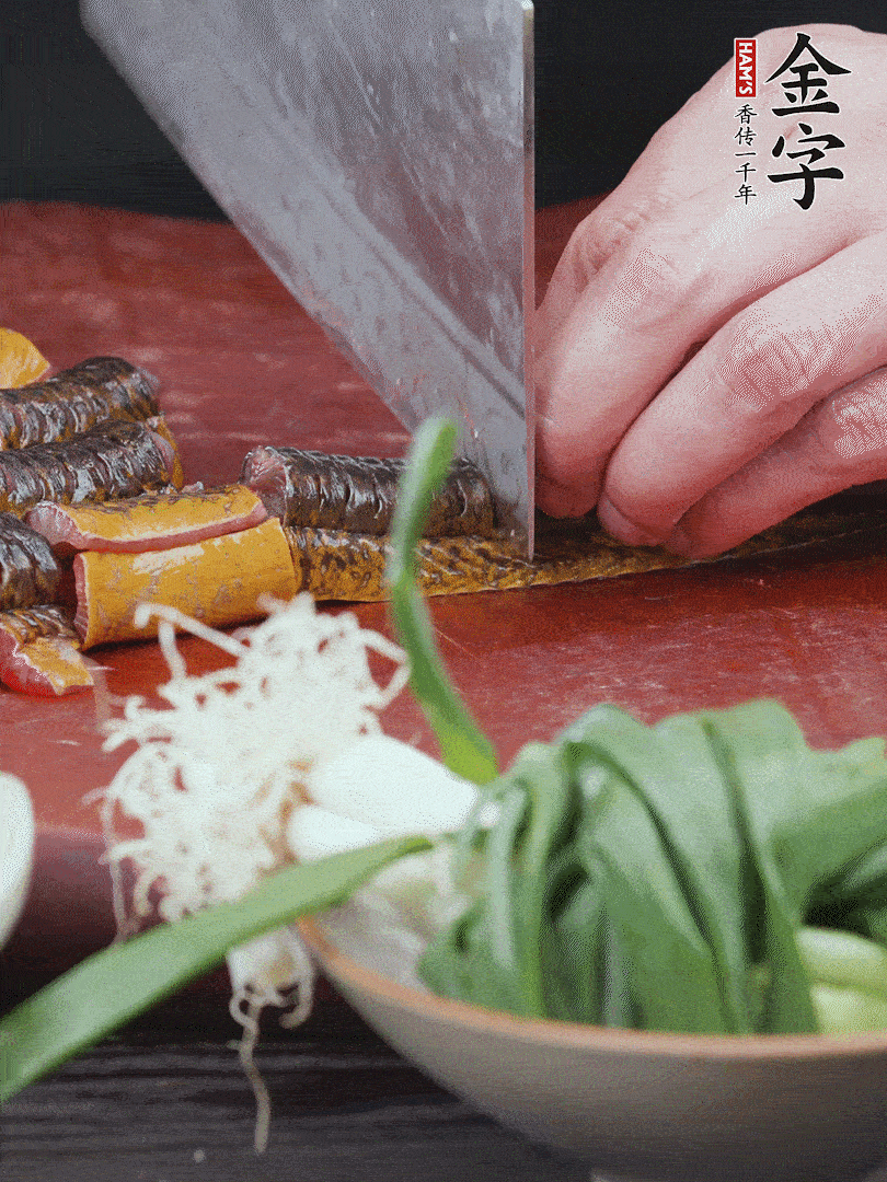 黃鱔去內(nèi)臟洗凈，切花刀斬段。沸水下鍋，加黃酒焯水去血沫。