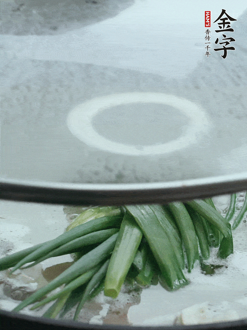加蔥結(jié)去腥，大火開(kāi)后中火燒20分鐘。
