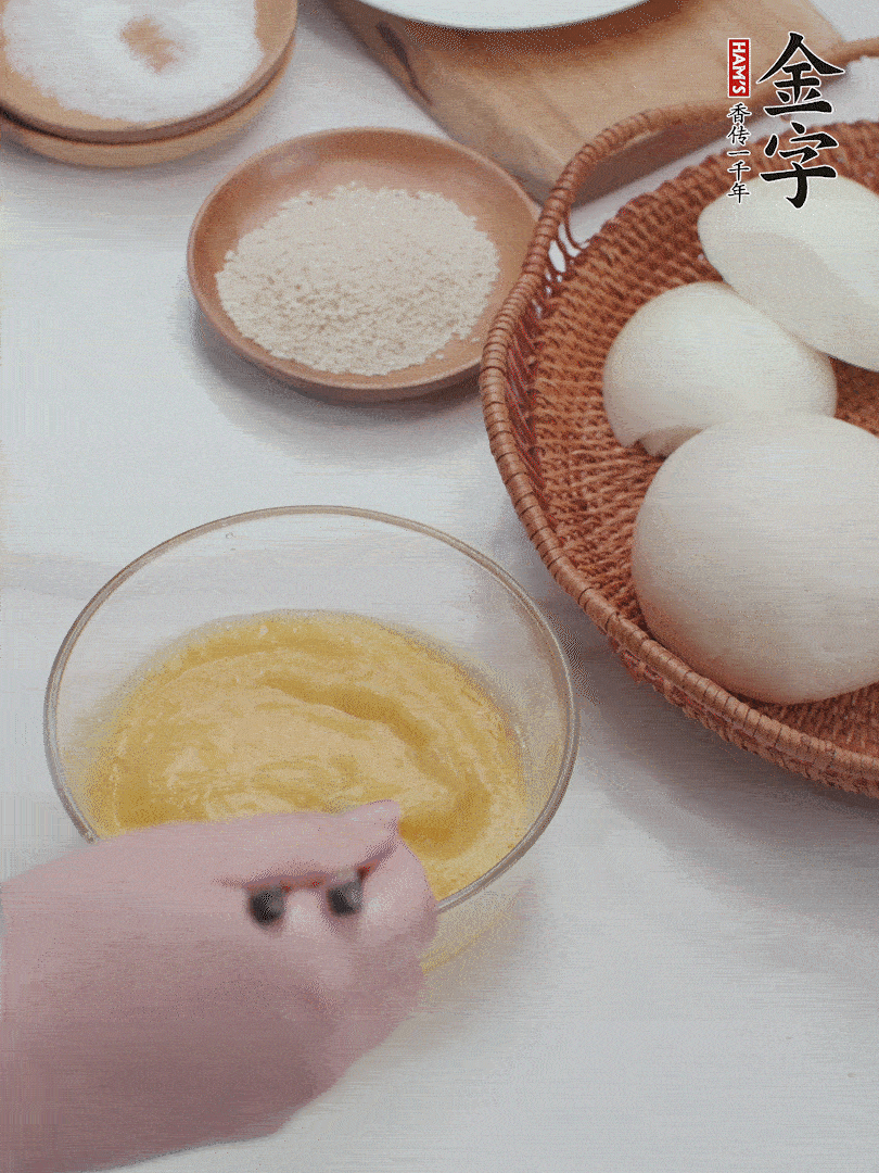 2個(gè)雞蛋加入1小勺鹽、1/2小勺胡椒粉打散。