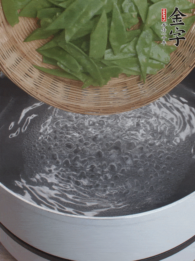 甜豆莢撕掉老筋，斜切兩半，焯水1分鐘。