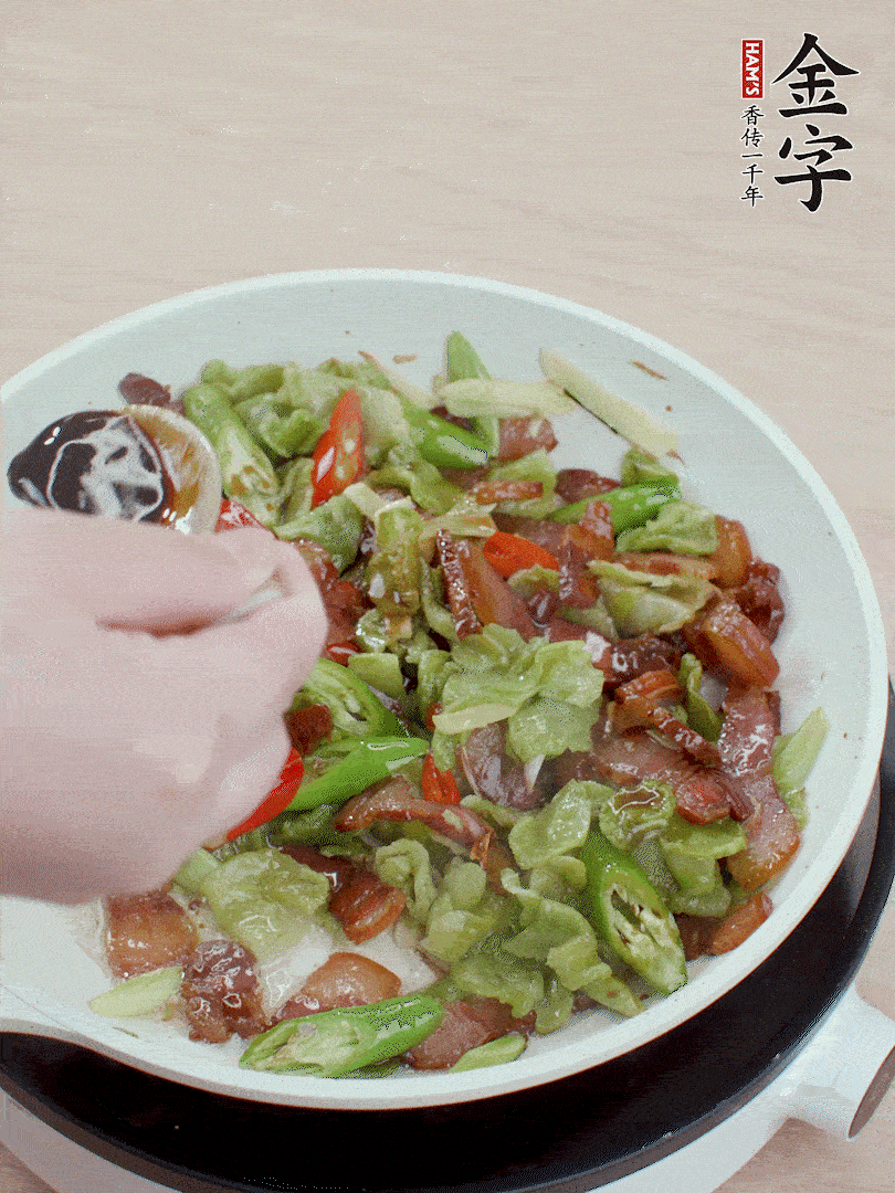 2勺生抽調味，最后撒蒜葉。