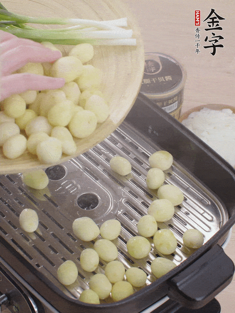 去皮小土豆蒸熟。