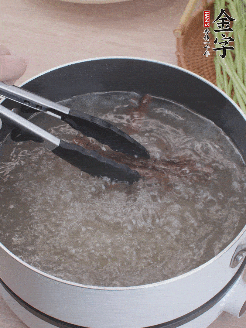 金字醬油肉下鍋煮10分鐘，切薄片。