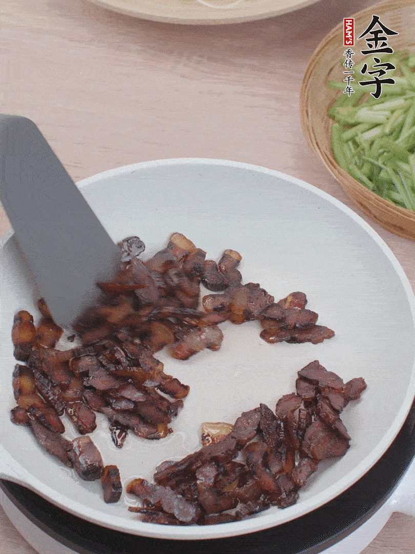 起鍋熱油，煸香醬油肉。