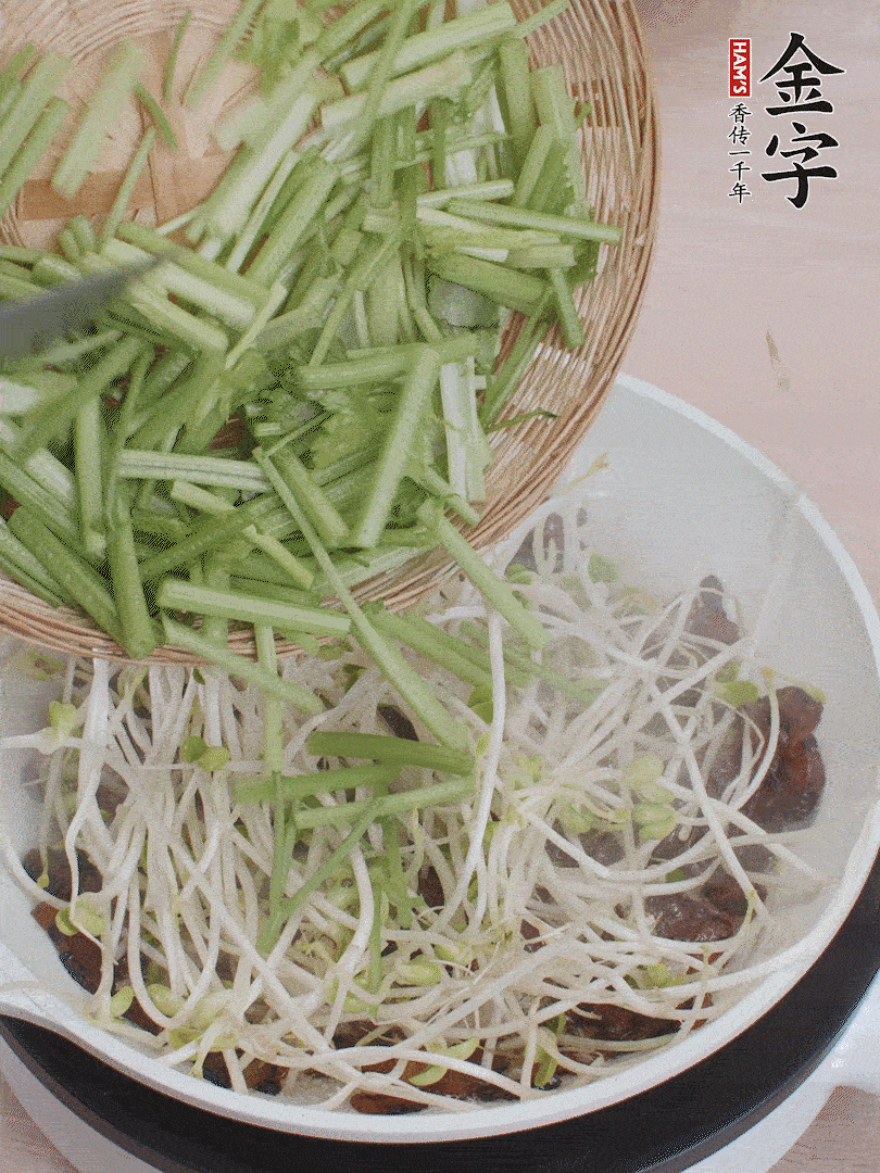 下豆芽、香芹翻炒均勻。