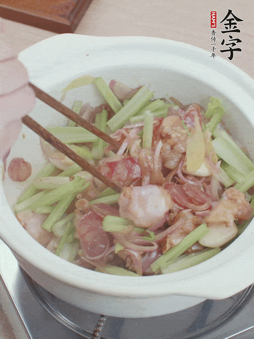 下牛蛙、芹菜、香腸翻炒。