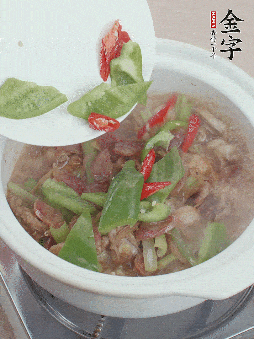 下綠菜椒，翻炒1分鐘。