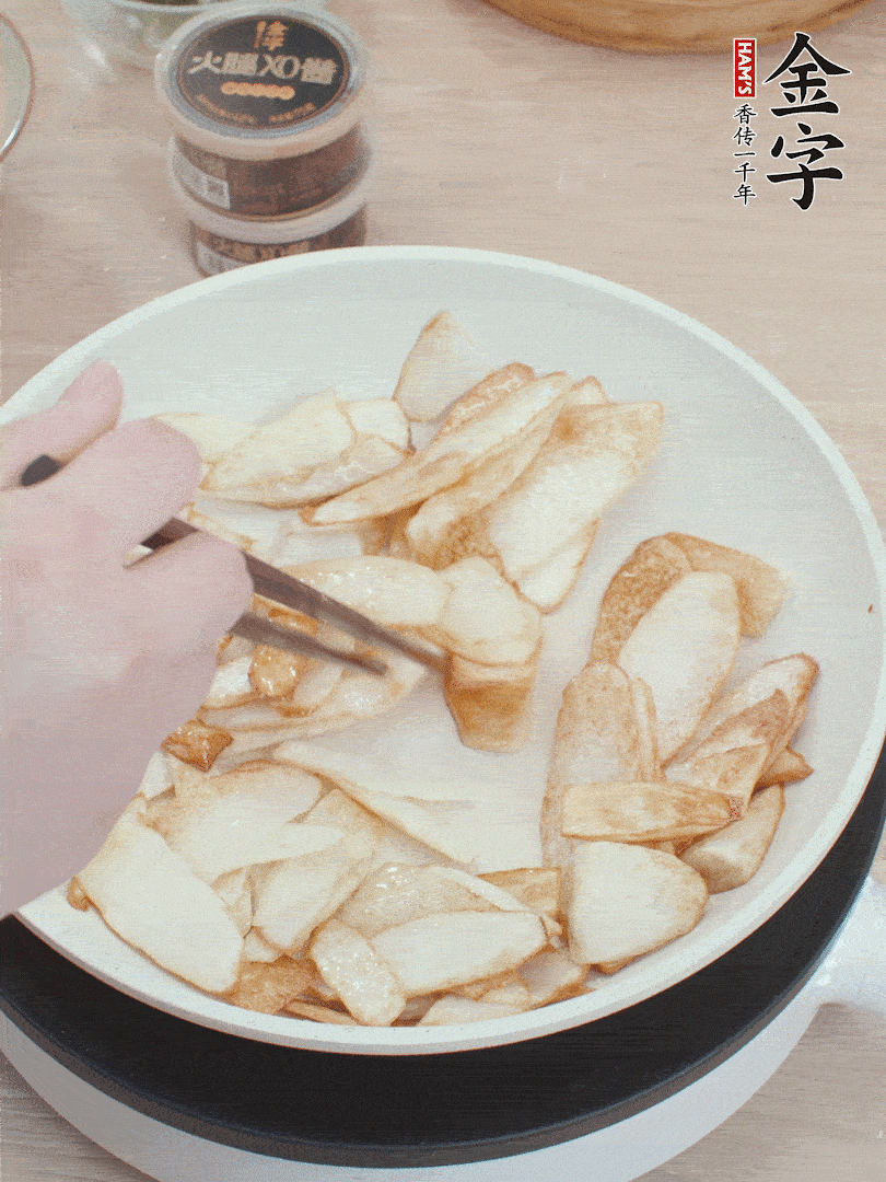 鍋中熱油，山藥煎至兩面金黃。