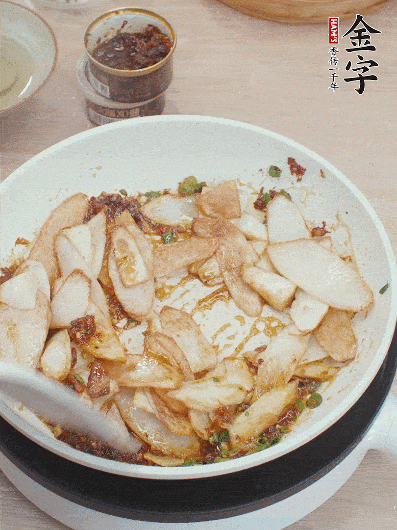 下山藥炒勻，撒蔥花。