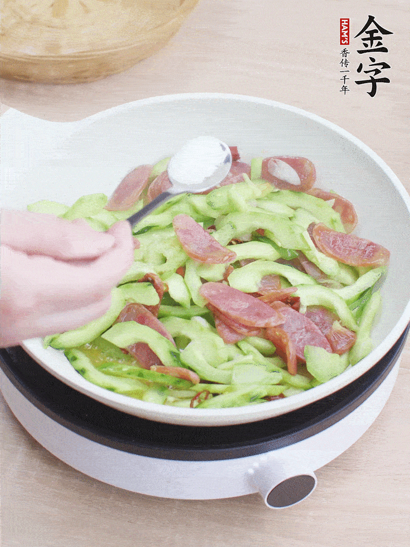 淋點(diǎn)開水，半勺白糖、1勺生抽調(diào)味。