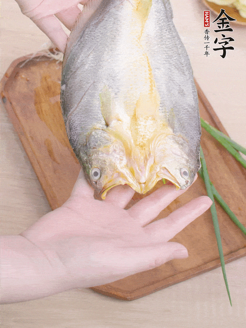 黃魚背部開刀，洗凈切花刀。適量鹽涂抹魚身兩面。