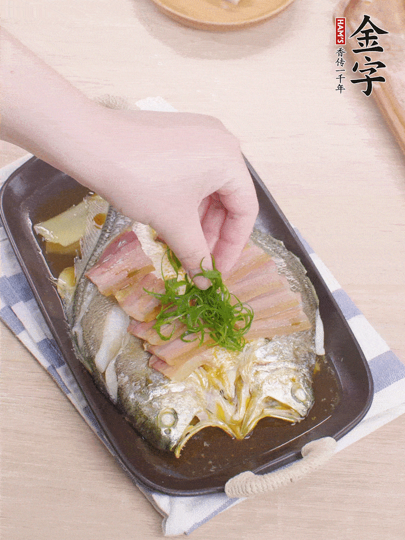 取出姜蔥，淋2勺蒸魚豉油，擺蔥絲。