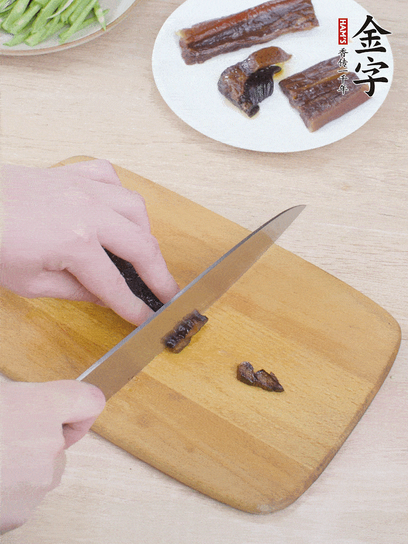 提前煮好的金字醬油肉切片。