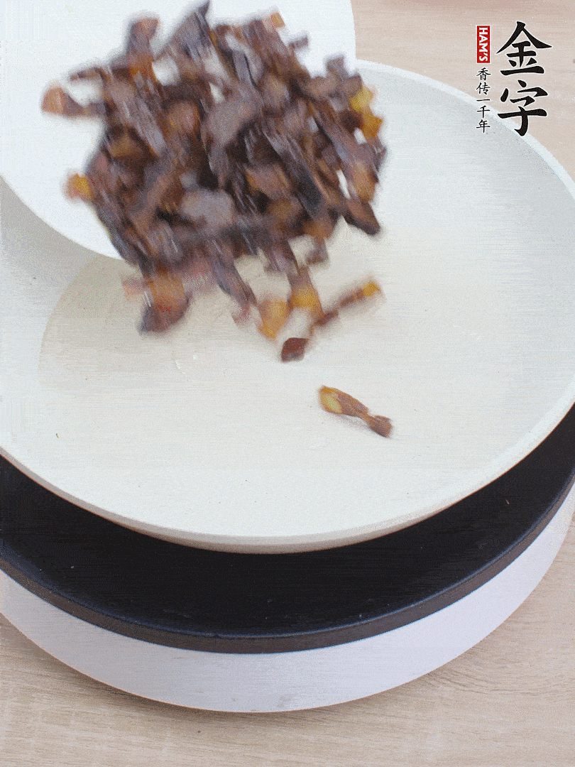 油熱倒醬油肉，編出香味。