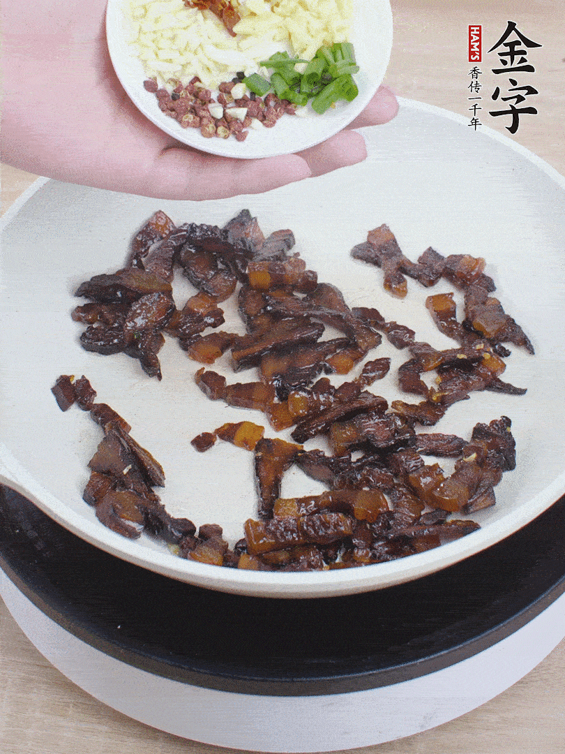 下蔥姜蒜、干辣椒、花椒粒炒香。