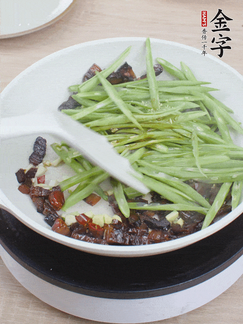 下豆角，生抽、雞精調(diào)味，炒到斷生。