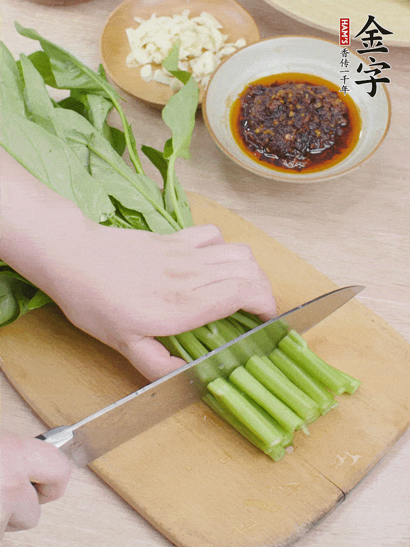 空心菜切段，大蒜拍碎切末。