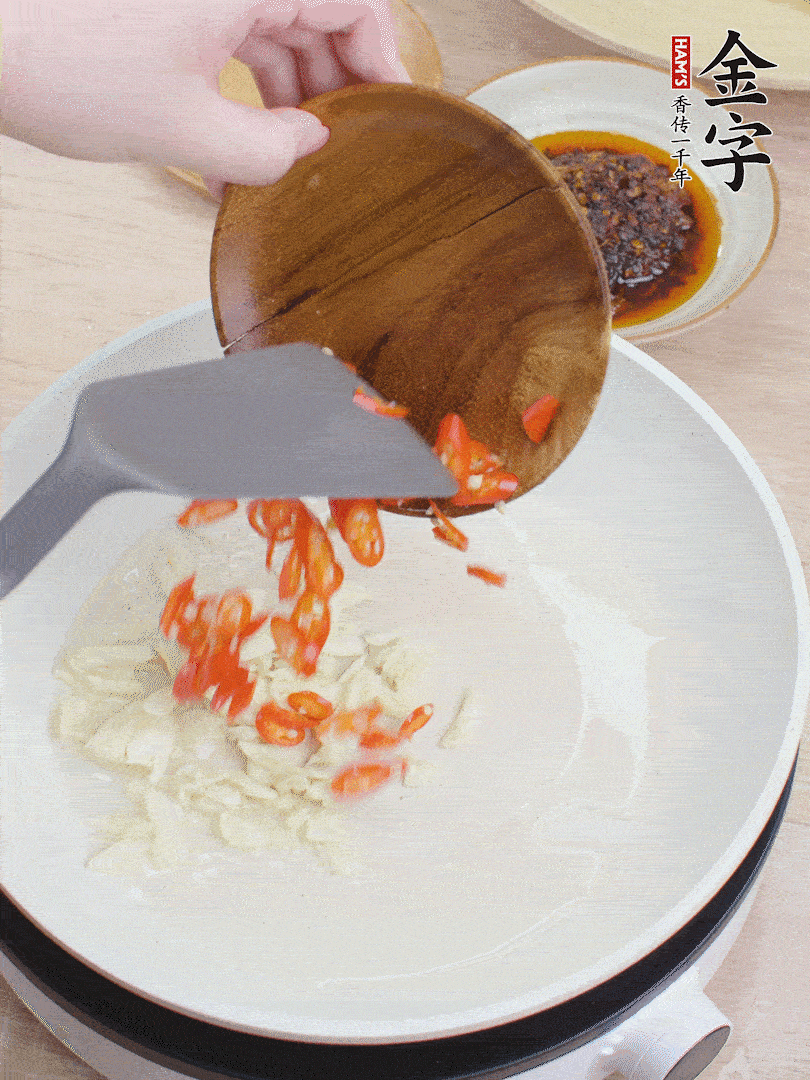 油熱煸香蒜末、辣椒。