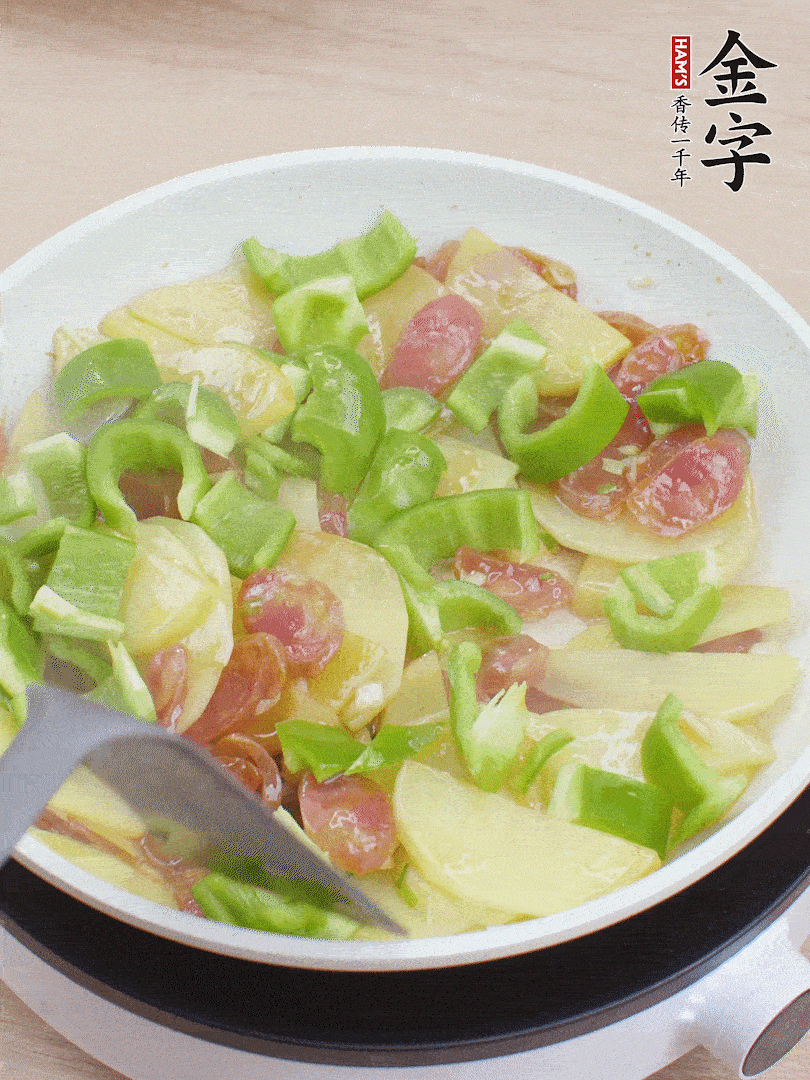 下辣椒翻炒1分鐘。