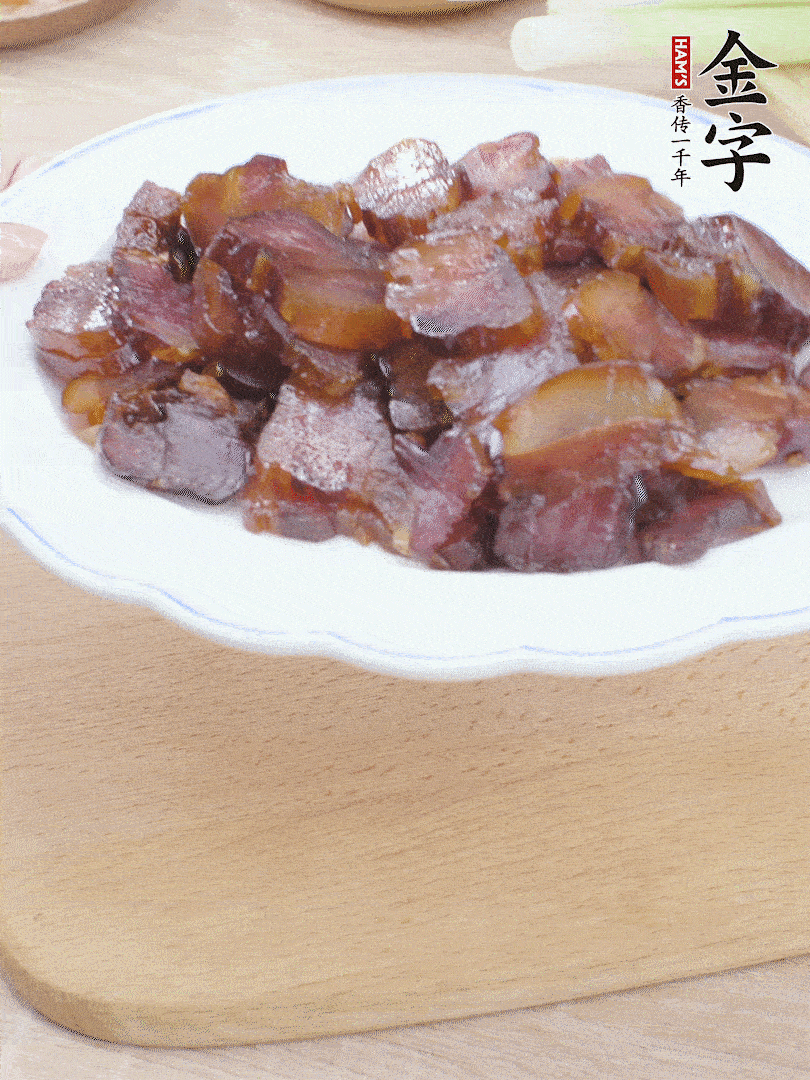 金字醬油肉水煮15分鐘，切薄片。