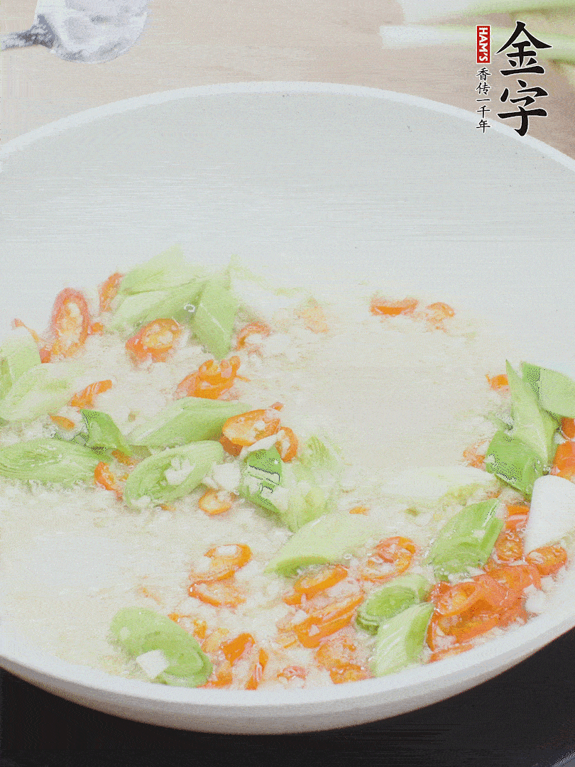 油5成熱時，下蒜末、辣椒、蒜白煸炒。