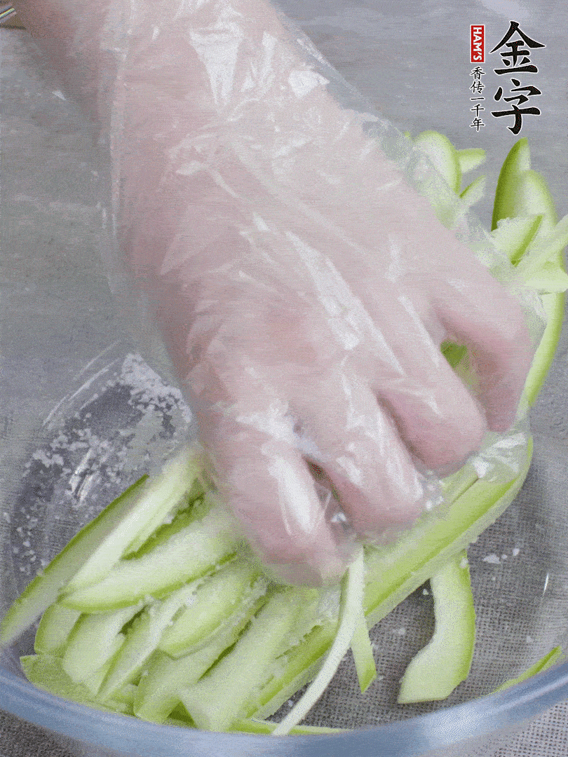 加鹽腌制15分鐘，清洗后擠干水份。