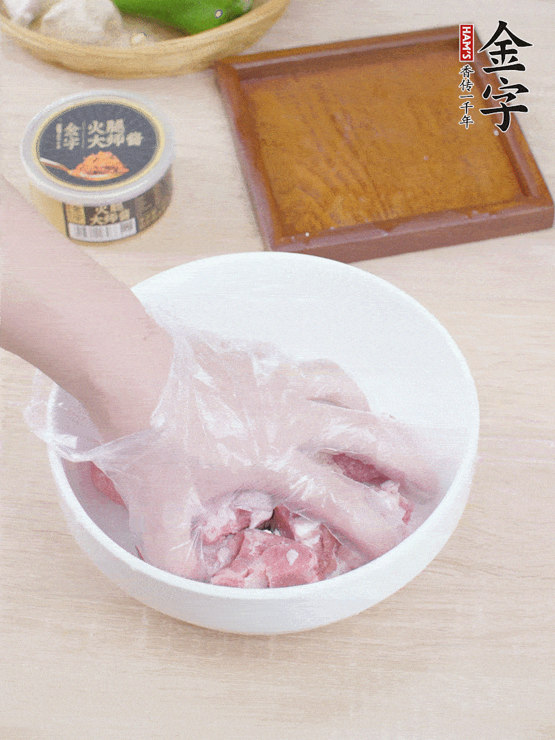 豬小排，加1勺料酒、1勺蠔油、1/3勺白胡椒粉、淀粉，抓拌均勻腌漬30分鐘。青椒去蒂去籽切塊。洋蔥去皮切塊。