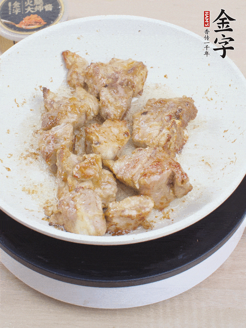 油4成熱，下小排煎炒至邊緣微微發(fā)焦。