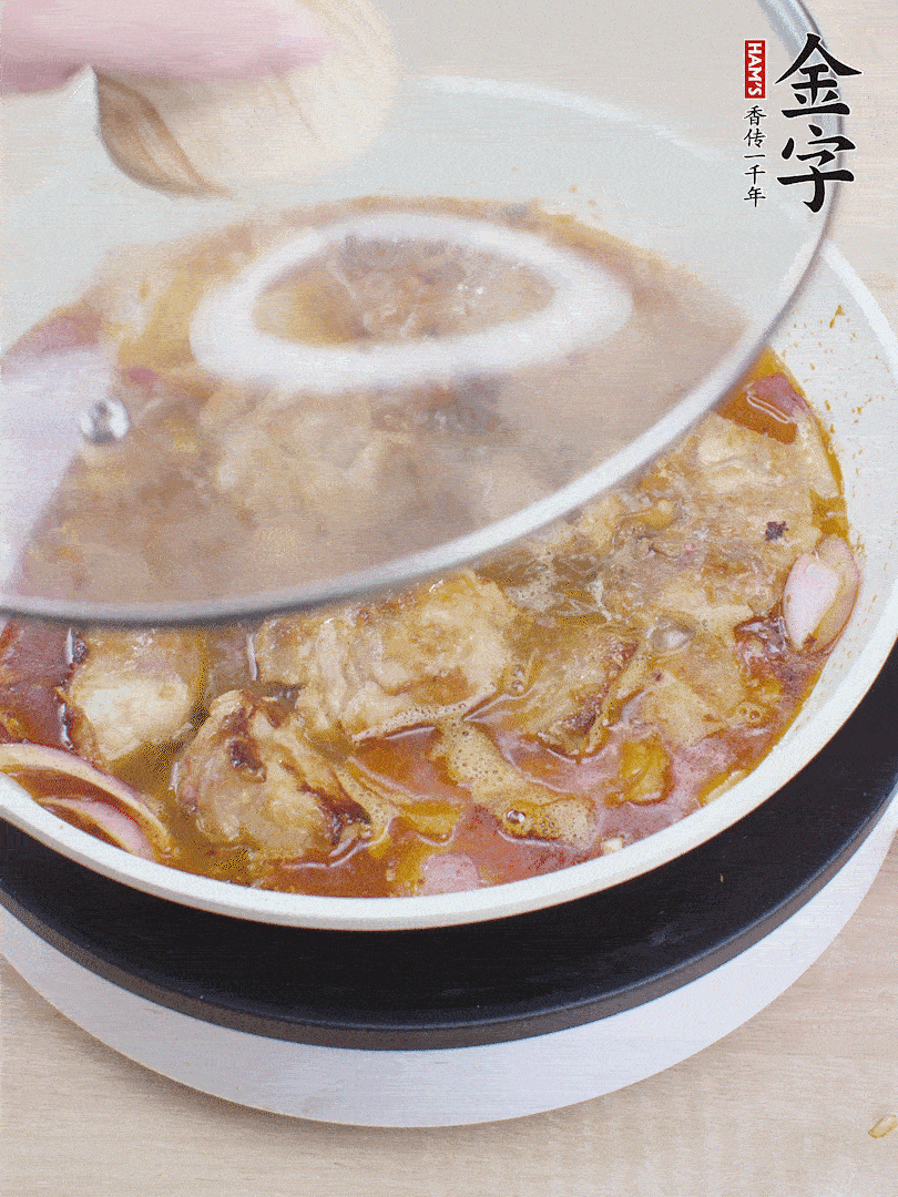 下小排翻炒，加1勺生抽、1點(diǎn)白砂糖和少許水燜2分鐘。