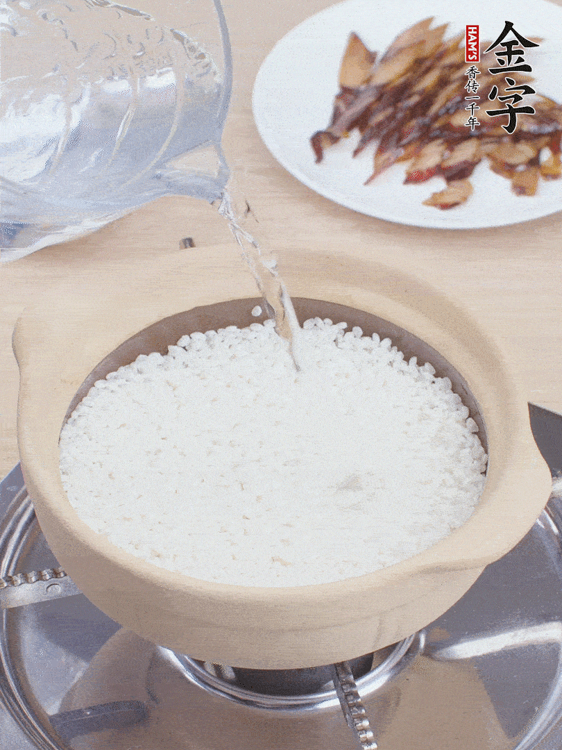 砂鍋涂抹植物油，放大米，開(kāi)水沒(méi)過(guò)米1.5cm左右，蓋蓋中火煮7分鐘。