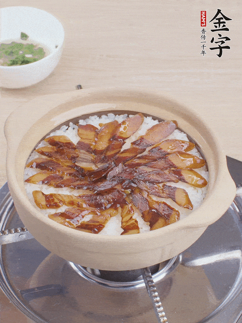 快收水時(shí)，鋪醬油肉，鍋邊淋點(diǎn)油，轉(zhuǎn)動(dòng)砂鍋，燜煮2分鐘。