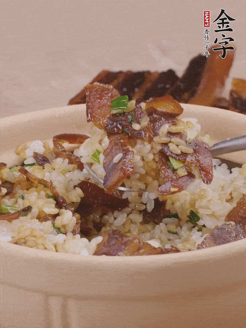 揭蓋后撒點(diǎn)蔥花裝飾，趁熱拌勻。