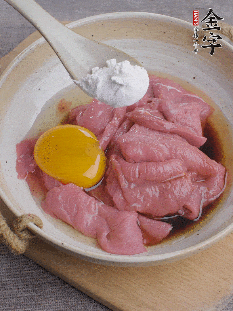 牛肉切片，雞蛋1個(gè)、水2勺、料酒1/2勺、生抽1/2勺、生粉1勺腌15分鐘。