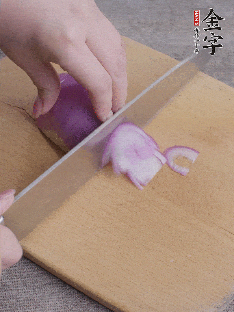 洋蔥切絲、蔥切段。
