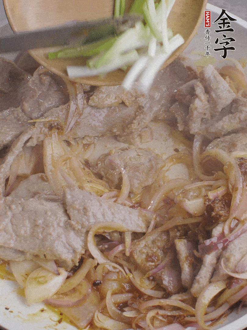 下牛肉、蔥段快炒。