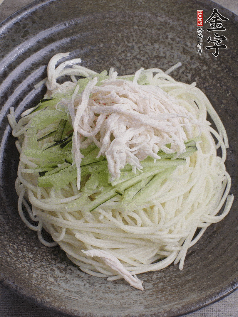 堿水面（熟）倒入大碗中，鋪上黃瓜絲、雞絲。