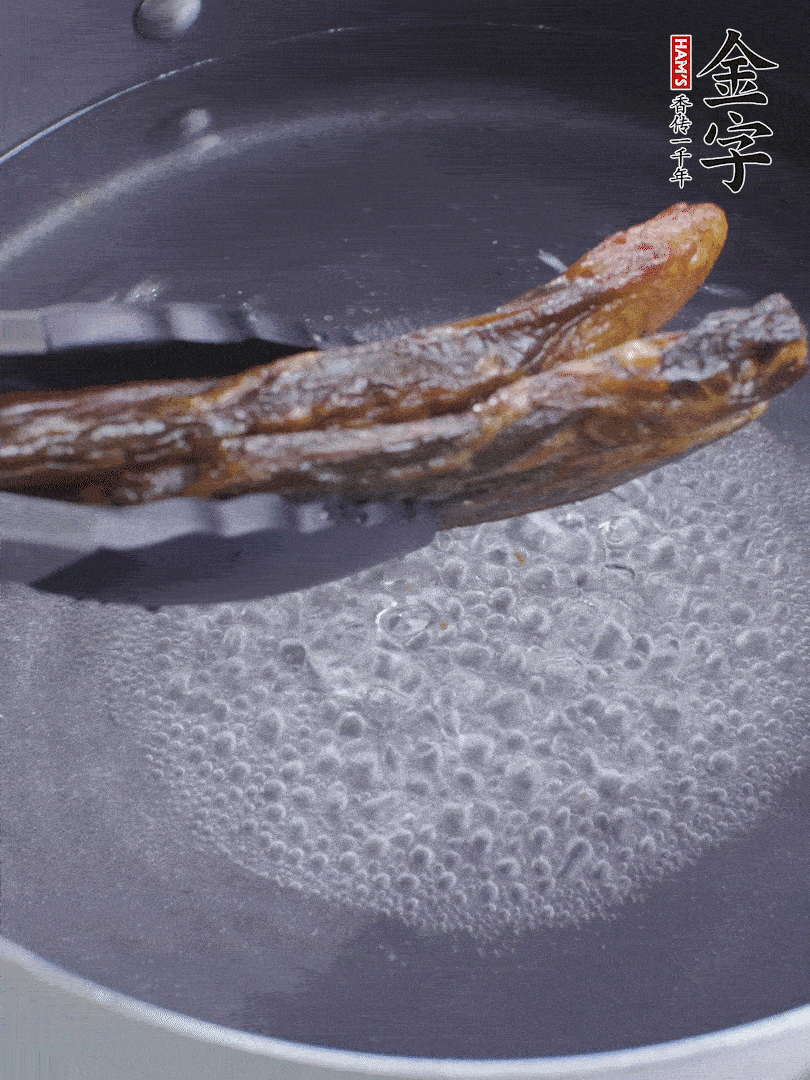 金字醬油肉水煮15分鐘，切薄片。