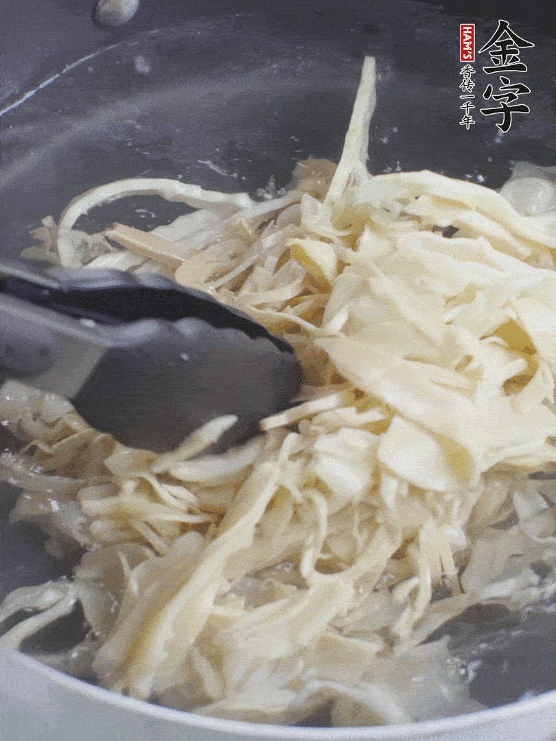 糯米筍焯水1分鐘，過涼水，擠干水份。