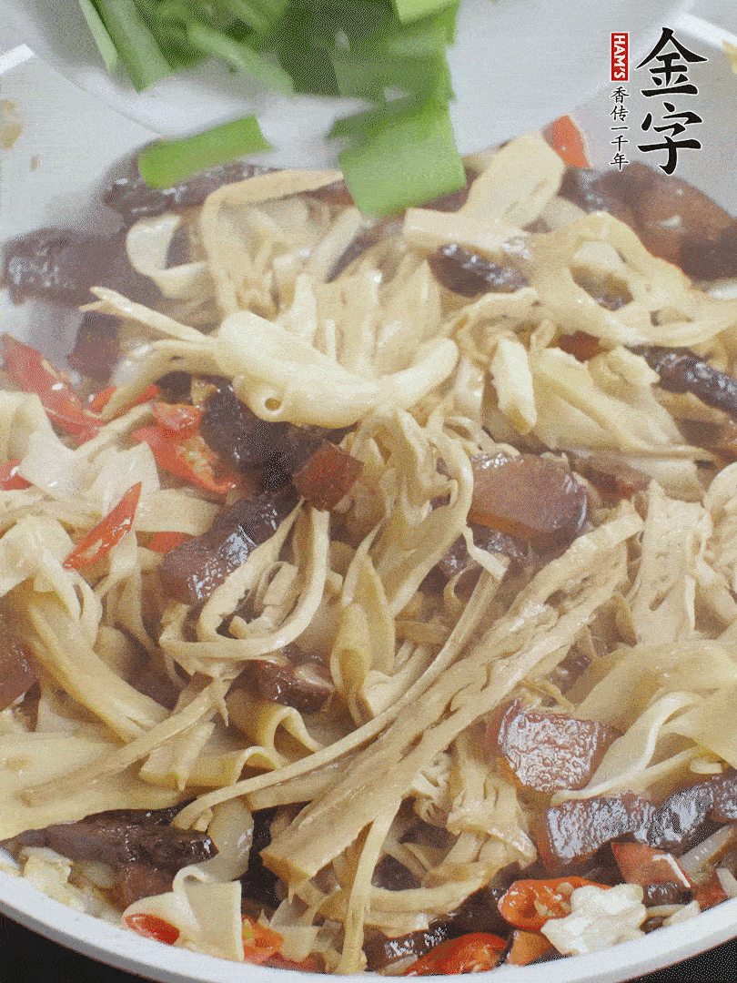 翻炒均勻，下蒜葉。